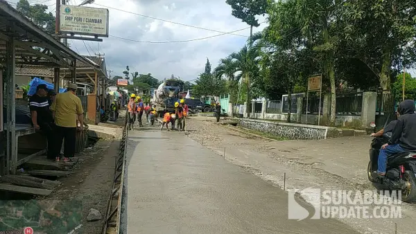 Petugas UPTD PU wilayah Cibadak saat memperbaiki ruas jalan Parungkuda-Langbow, Kecamatan Ciambar dengan metode perkerasan beton semen. (Sumber Foto: Istimewa)