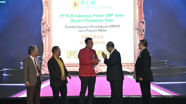 PLN Indonesia Power UBP JPR meraih penghargaan Platinum melalui program unggulannya Pemberdayaan Perempuan UMKM Juru Pawon Mphe. (Sumber : dok PLN IP UBP JPR)