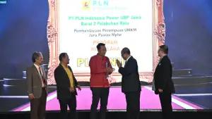 PLN Indonesia Power UBP JPR meraih penghargaan Platinum melalui program unggulannya Pemberdayaan Perempuan UMKM Juru Pawon Mphe. (Sumber : dok PLN IP UBP JPR)