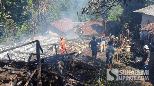 Kondisi bangunan home industri Kukumul dan kandang kambing yang hangus terbakar di Kalapanunggal Sukabumi, Senin (21/07/2025). Kebakaran diduga akibat pembakaran limbah spon. (Sumber Foto: Istimewa)