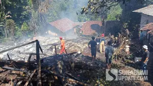 Kondisi bangunan home industri Kukumul dan kandang kambing yang hangus terbakar di Kalapanunggal Sukabumi, Senin (21/07/2025). Kebakaran diduga akibat pembakaran limbah spon. (Sumber Foto: Istimewa)