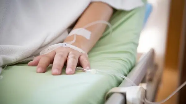 Ilustrasi dirawat di RS. Masih kritis, dua remaja sukabumi korban terserempet KA Siliwangi gunakan ventilator. (Sumber Foto: Getty Images/iStockphoto/kckate16)