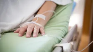 Ilustrasi dirawat di RS. Masih kritis, dua remaja sukabumi korban terserempet KA Siliwangi gunakan ventilator. (Sumber Foto: Getty Images/iStockphoto/kckate16)