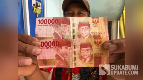 Bah Kumis, pedagang kopi di Lapang Merdeka Sukabumi saat menunjukkan dua lembar uang pecahan Rp100.000 yang diduga palsu. (Sumber Foto: SU/Asep Awaludin)