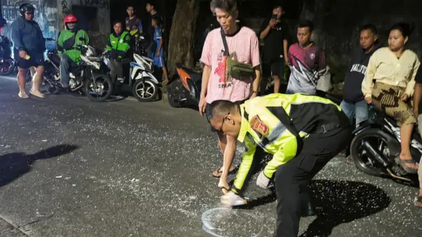 Polisi melakukan olah tempat kejadian di lokasi kecelakaan, Jalan RH Didi Sukardi, Kecamatan Citamiang, Kota Sukabumi, Senin malam (21/7/2025). | Foto: Unit Gakkum Satlantas Polres Sukabumi Kota