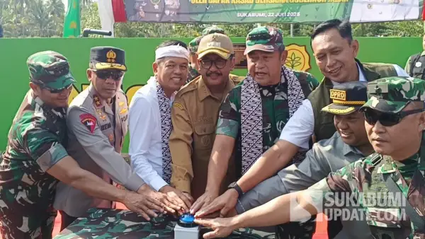 KDM bersama KSAD Maruli Simanjuntak, Bupati Sukabumi Asep Japar, serta Ketua DPRD Budi Azhar dan jajaran TNI-Polri menekan tombol sirine sebagai simbol peresmian proyek irigasi 424 hektar. (Sumber Foto: SU/Ragil Gilang)