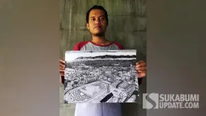 Ana Moelyana, buruh pabrik asal Cikembar Sukabumi, menunjukkan salah satu karya realisnya—lukisan pemandangan Lapang Merdeka Kota Sukabumi. (Sumber Foto: Istimewa)