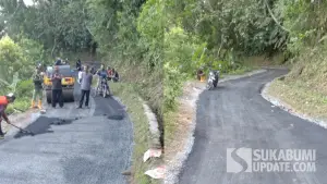 Proses pengaspalan jalan di ruas Cisolok–Gunungkaramat, Kecamatan Cisolok, Kabupaten Sukabumi. Proyek sepanjang 475 meter ini telah dirampungkan oleh Dinas PU Sukabumi melalui UPTD PU Palabuhanratu. (Sumber Foto: Istimewa)