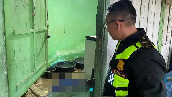 Petugas kepolisian saat olah TKP meninggalnya pria asal Tegal di kontrakan Cibadak Sukabumi. (Sumber Foto: Istimewa)
