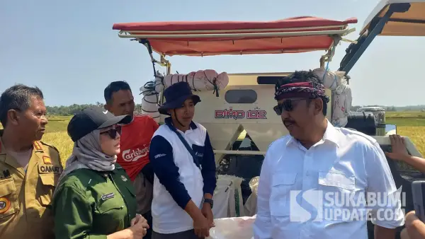 Bupati Sukabumi Asep Japar didampingi Kadis Pertanian, Camat Ciracap, serta petani saat mencoba mesin pertanian modern | Foto : Ragil Gilang