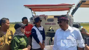 Bupati Sukabumi Asep Japar didampingi Kadis Pertanian, Camat Ciracap, serta petani saat mencoba mesin pertanian modern | Foto : Ragil Gilang