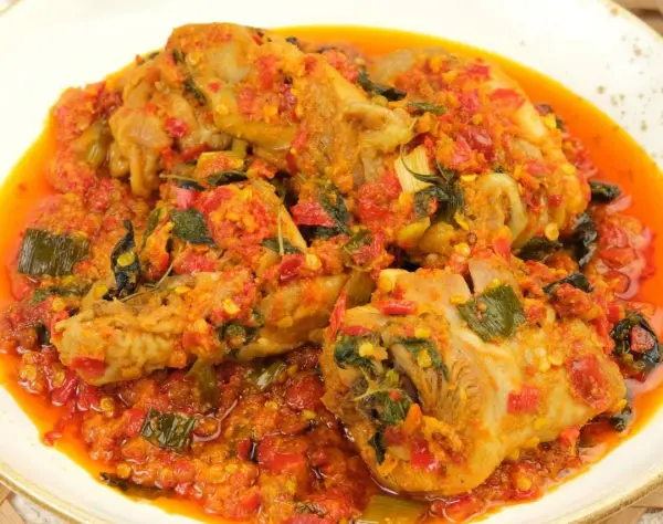 Resep Ayam Woku Kemangi, Sajian Pedas Harum Khas Manado (Sumber : X/@eatsimple_x)