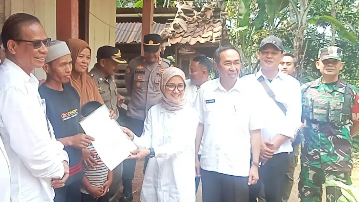 Iti Jayabaya Serahkan 100 Sertifikat Tanah kepada Warga Translok di Sagaranten Sukabumi