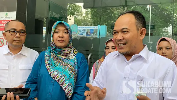 Plt Direktur UOBK RSUD R Syamsudin SH, Yanyan Rusyandi (kanan) memberikan keterangan terkait kronologi pasien lansia yang nekat terjun dari lantai 3 Gedung Anyelir, Rabu (23/7/2025). (Sumber Foto: SU/Asep Awaludin)