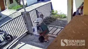 Tangkapan layar CCTV memperlihatkan pelaku pembobolan rumah di kawasan Perumahan Jayamekar, Baros, Kota Sukabumi, tengah membawa kabur barang hasil curian. (Sumber Foto: Tangkapan layar CCTV)