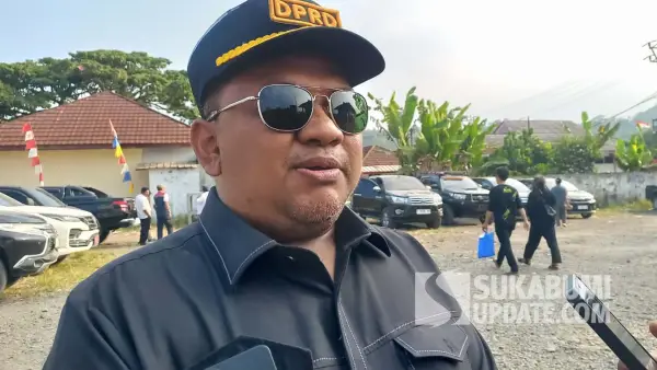 Budi Azhar Mutawali saat dimintai keterangan oleh wartawan di wilayah Jampangtengah, Kabupaten Sukbaumi, Rabu (23/7/2025). | Foto: SU/Ragil Gilang