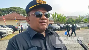 Budi Azhar Mutawali saat dimintai keterangan oleh wartawan di wilayah Jampangtengah, Kabupaten Sukbaumi, Rabu (23/7/2025). | Foto: SU/Ragil Gilang