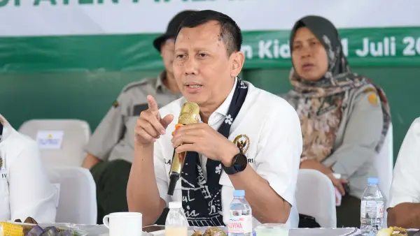 Anggota Komisi IV DPR RI drh Slamet meninjau pelaksanaan Program UPLAND di Desa Pujon Kidul, Kabupaten Malang, Senin (21/7/2025). | Foto: Ica/vel