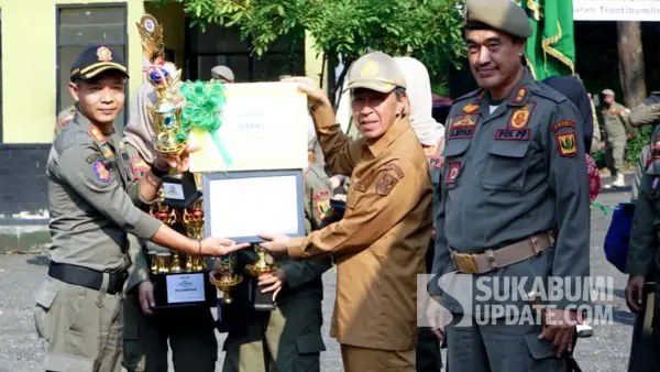 Penyerahan penghargaan bagi pemenang lomba PBB virtual tingkat kecamatan di Kabupaten Sukabumi. | Foto: Istimewa