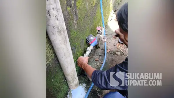 Petugas Perumdam TJM Kabupaten Sukabumi Cabang Palabuhanratu mengganti water meter pelanggan yang sudah tidak berfungsi optimal. | Foto: Perumdam TJM