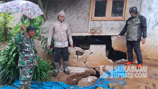 Salah satu rumah warga yang rusak akibat pergerakan tanah di Desa Panumbangan, Kecamatan Jampangtengah, Kabupaten Sukabumi. | Foto: Istimewa