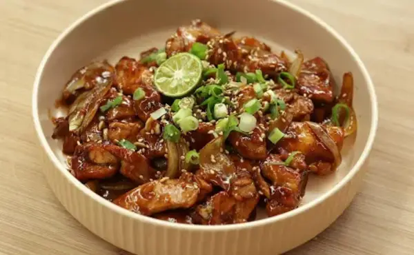 Lezat & Praktis! Resep Ayam Filet Saus Mentega Ala Chef Devina Hermawan (Sumber : Youtube /@devinahermawan)