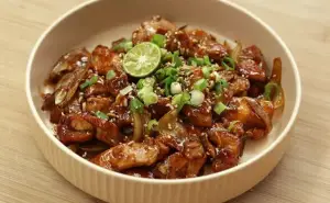 Lezat & Praktis! Resep Ayam Filet Saus Mentega Ala Chef Devina Hermawan (Sumber : Youtube /@devinahermawan)