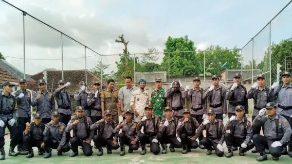 Foto bersama Satlinmas Desa Rambay Kecamatan Tegalbuleud Kabupaten Sukabumi | Foto : Dok Warga