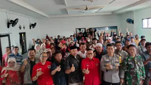 Anggota DPRD Provinsi Jawa Barat dari Fraksi PDI Perjuangan Muhammad Jaenudin berfoto bersama dengan peserta reses di Jampangtengah. | Foto: Dok. Tim ADC
