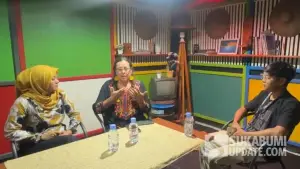 Rizki Bunga (Dinsos Jawa Barat) dan Monica Acosta (Program Director  The Village Institute) saat wawancara dengan SukabumiUpdate.com dipandu Turangga Anom | Foto : Dok. SukabumiUpdate