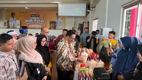 Bupati Sukabumi Asep Japar di acara Kick OFF UMKM Naik kelas dan Lanching SIKUMIS, di Kampus Universitas Nusa Putra | Foto : Dokpim
