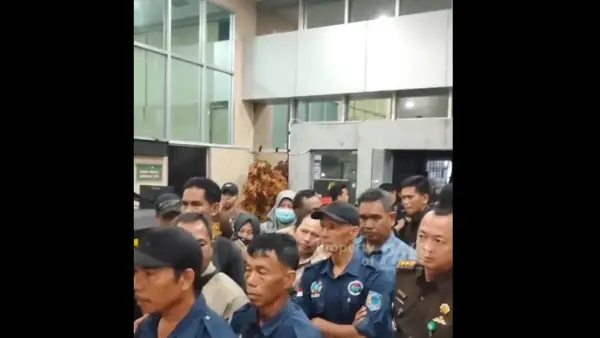 Para Kades se Pagar Gunung Lahan yang di OTT saat tiba di Kantor Kejati Sumsel (Sumber: dok paltv)