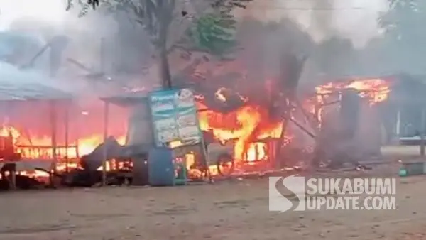 Tangkapan layar video kebakaran warung di kawasan Pantai Palangpang RT 01/11 Desa Ciwaru, Kecamatan Ciemas, Kabupaten Sukabumi, Jumat (25/7/2025). | Foto: Istimewa