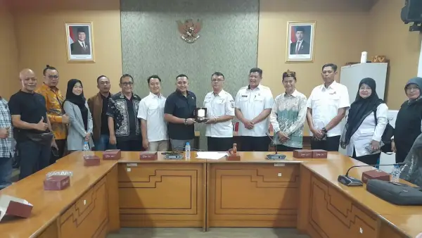 Pertemuan Banggar DPRD Kabupaten Sukabumi dengan DPRD Kabupaten Bandung pada Rabu (23/7/2025) di Bandung. | Foto: Istimewa