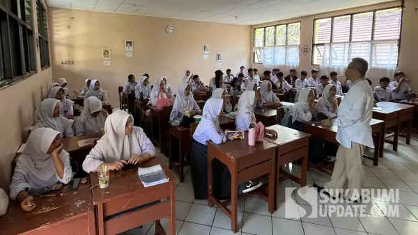 Suasana kegiatan belajar mengajar di salah satu ruang kelas SMAN 3 Kota Sukabumi dengan jumlah siswa mencapai 50 orang per rombongan belajar, Jumat (25/7/2025). (Sumber Foto: SU/Turangga Anom)