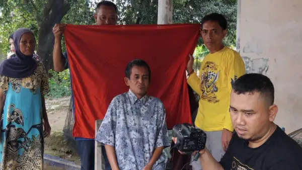 Kabag TU dan petugas Dukcapil UPTD Surade Kabupaten Sukabumi saat melakukan perekaman KTP-el di Desa Pagumbahan Kecamatan Ciracap | Foto : Dok. UPTD Disdukcapil