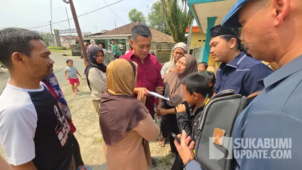 Momen Yohanes Wedy, pemilik rumah singgah di Cidahu Sukabumi, didampingi tim kuasa hukumnya, Subadria Nuka dan Stein Siahaan, menyerahkan bantuan kepada keluarga tersangka kasus perusakan villa miliknya. (Sumber Foto: Istimewa)