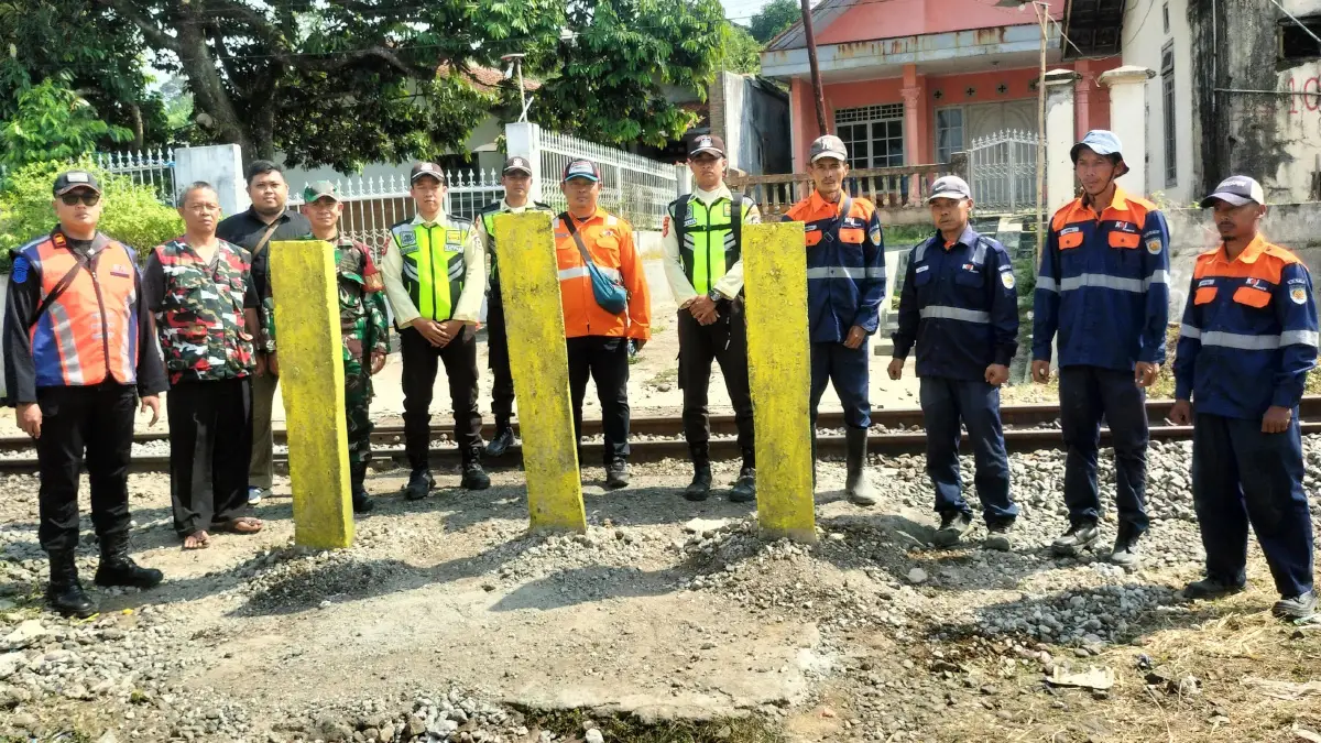 Perlintasan sebidang l,iar di pangadegan parungkuda sukabumi ditutup