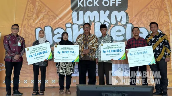 Penyerahan klaim manfaat BPJS Ketenagakerjaan secara simbolis oleh Bupati Sukabumi Asep Japar. | Foto: Istimewa