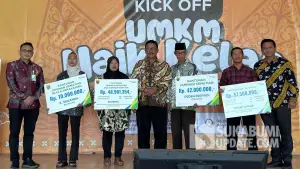 Penyerahan klaim manfaat BPJS Ketenagakerjaan secara simbolis oleh Bupati Sukabumi Asep Japar. | Foto: Istimewa