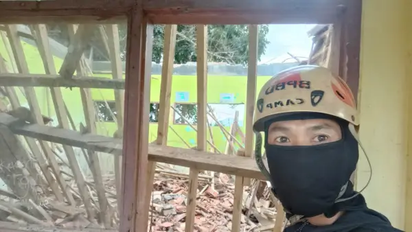 Kondisi bangunan SDN Tipar yang ambruk, lokasi sekolah berada di Kecamatan Pabuaran Kabupaten Sukabumi | Foto : P2BK Pabuaran