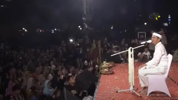 Gubernur Jawa Barat saat memberikan sambutan di acara Abdi Nagri Nganjang ka Warga | Foto : Youtube Humas Jabar