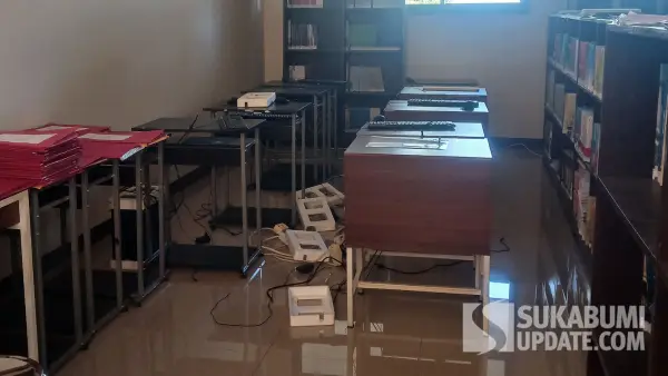 Kondisi ruang TU SMAN 1 Kalapanunggal usai dibobol maling. Sembilan komputer dan satu printer hilang menjelang pelaksanaan ANBK 2025. (Sumber Foto: SU/Ibnu)
