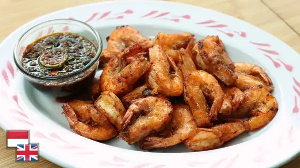 Menu Seafood Rumahan Resep Udang Goreng Asam Jawa ala Chef Devina Hermawan (Sumber : Youtube /@devinahermawan)