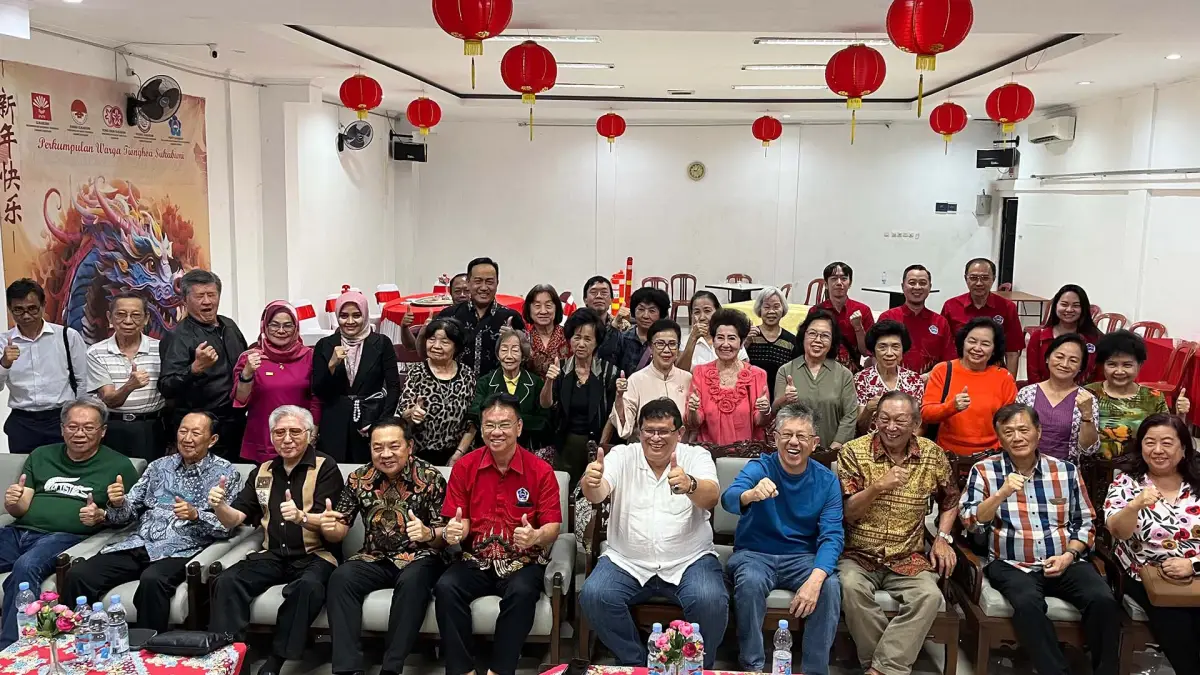 Anggota DPRD Provinsi Jawa Barat A Yamin (duduk, kelima dari kanan) berfoto bersama komunitas masyarakat Tionghoa dalam kegiatan reses masa sidang III di Danalaga Square, Kota Sukabumi, Jumat (25/7/2025).
