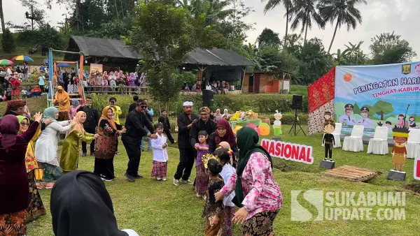 Bupati Sukabumi Asep Japar ikut memainkan kaulinan budak lembur bersama anak-anak dalam peringatan Hari Anak Nasional ke-41 di Desa Wisata Agrowisata Pusaka Cinta, Minggu (27/7/2025). (Sumber Foto: SU/Turangga Anom)