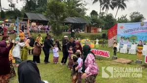 Bupati Sukabumi Asep Japar ikut memainkan kaulinan budak lembur bersama anak-anak dalam peringatan Hari Anak Nasional ke-41 di Desa Wisata Agrowisata Pusaka Cinta, Minggu (27/7/2025). (Sumber Foto: SU/Turangga Anom)