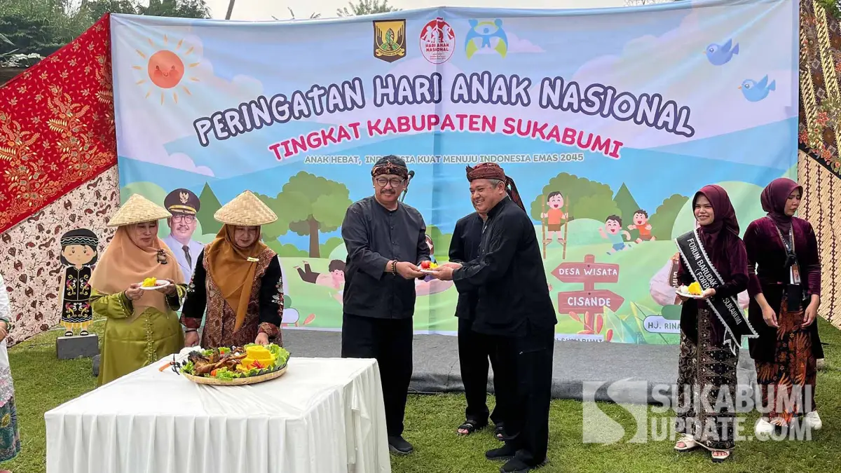 Bupati Sukabumi Asep Japar bersama Kepala DP3A Eki Radiana Rizki saat membuka acara peringatan Hari Anak Nasional ke-41 tingkat Kabupaten Sukabumi di Desa Wisata Pusaka Cinta.