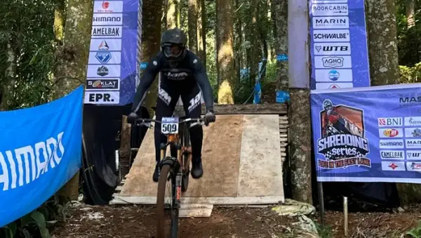 Seorang peserta melintasi lintasan menantang dalam ajang Shredding Series Downhill seri kedua di BCL Bike Park, kawasan TNGHS, Desa Cidahu, Kabupaten Sukabumi. (Sumber Foto: Dok. Panitia)