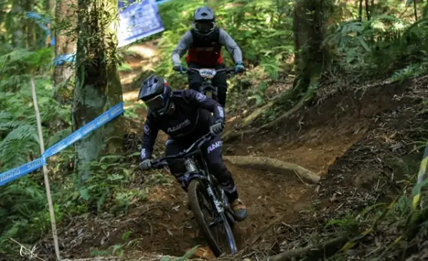 Para peserta melintasi lintasan menantang dalam ajang Shredding Series Downhill seri kedua di BCL Bike Park, kawasan TNGHS, Desa Cidahu, Kabupaten Sukabumi. (Sumber Foto: Dok. Panitia)